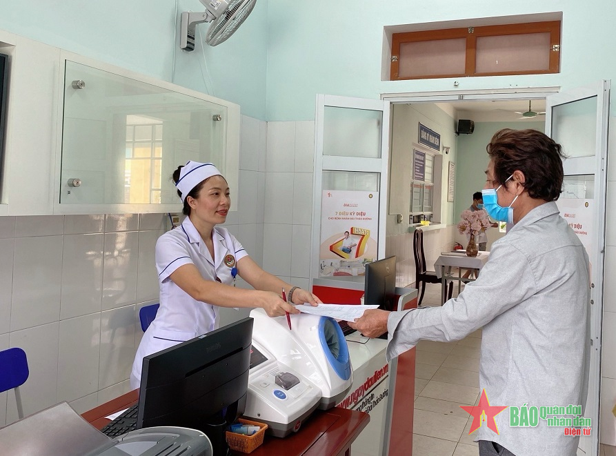 Nữ điều dưỡng trưởng tận tụy với công việc